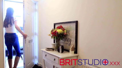 Brit Studio: Macecha učí dívku sát ptáka