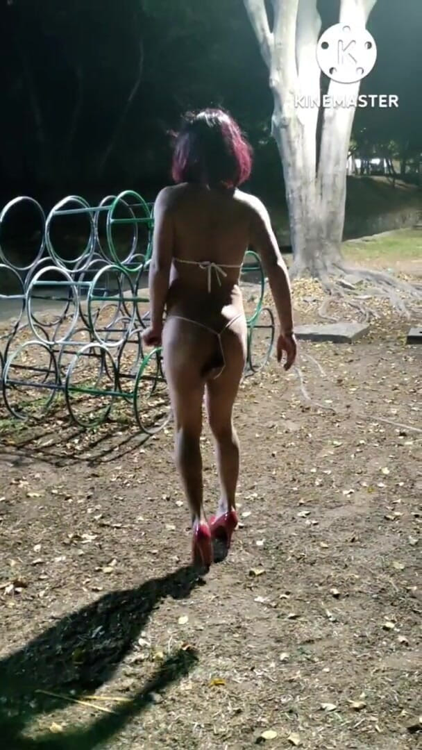 Traviezisha: 穿着贞操带和微型比基尼的娘娘腔变装者晚上在操场上用假阳具抽插她的屁股