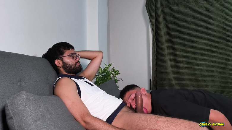 Jacobo Torres: Gemenele sexy Jacobo Torres suge pula mare și necircumcisă a lui...