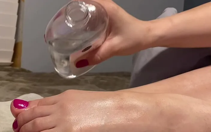 ToeHoeSizeQueen: Sexy oiled scrunched soles, amateur MILF.