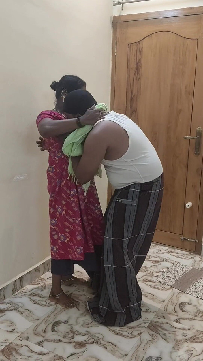 Thesana: L’homme à lait, la femme de ménage et le propriétaire