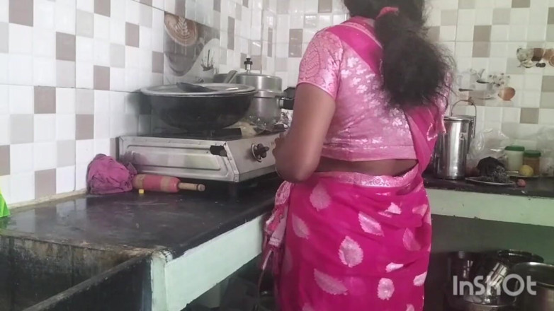 Funny couple porn studio: तमिल किचन में बैठकर चुदाई