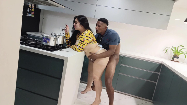 Rioc69: Aku ngentot istri sahabatku sendiri waktu dia lagi masak untukku