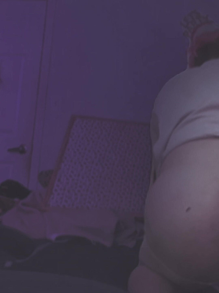 Lilith the demon: Sissy călărește vibratorul Squid și este futută de o pulă neagră...