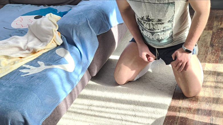 Alex Butt: Na het voetbalspel speelt Alex in glanzende korte broek met...