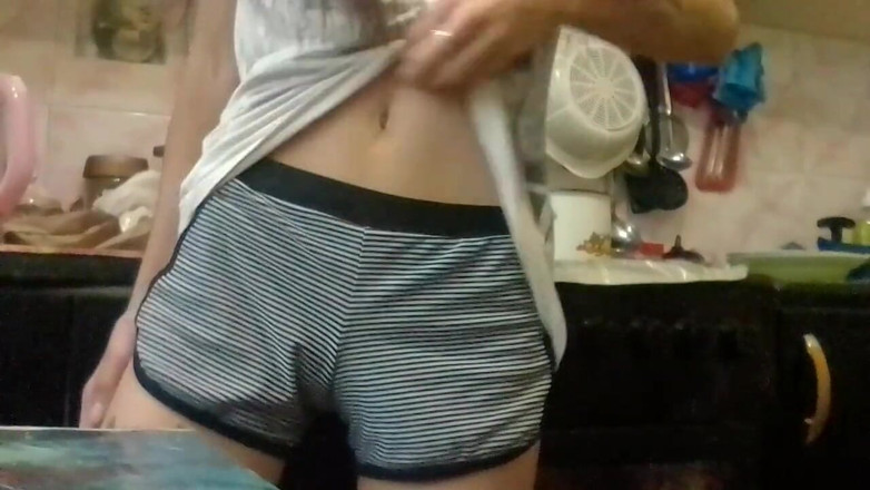 Lesbian-candys: Mi masturbo in cucina mentre i miei genitori stanno guardando...