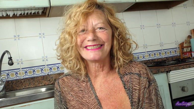 Anne Swinger: O Primeiro Toque da Minha Buceta de Manhã