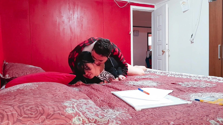 BBW Kelly Mom: Quente meia-irmã pervertida é pega desenhando um pau grande - um homem...