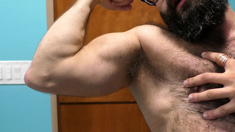 TripleXTransMan: अल्फा मांसपेशियों का शो-ऑफ