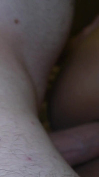 Super sexy osmnáctiletá Asiatka sténá na velkém penisu a polyká všechno sperma