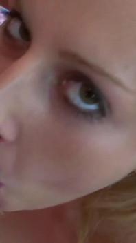 Schizzi il mio sperma caldo sul viso di una bionda con perfette tette piccole dopo aver scopato la sua figa stretta