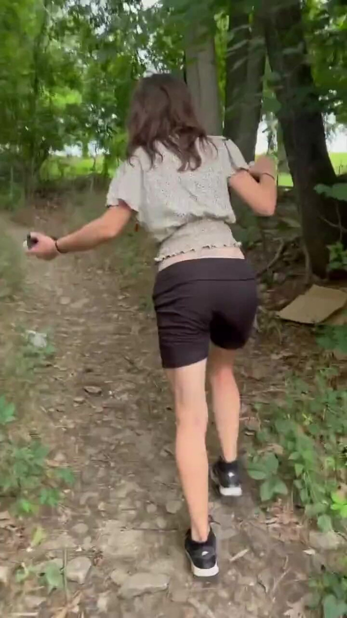 J13D75: Dans les bois avec une skank un creampie pour un...