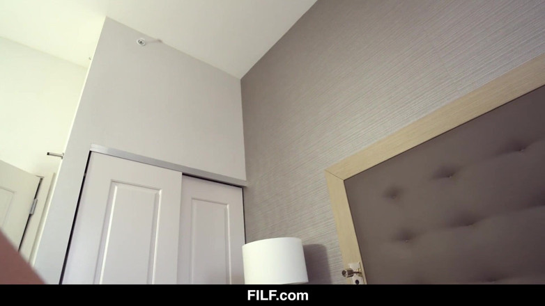 FILF - Father I'd Like To Fuck: La belle-fille Naomi Swann veut que son beau-père lui donne...
