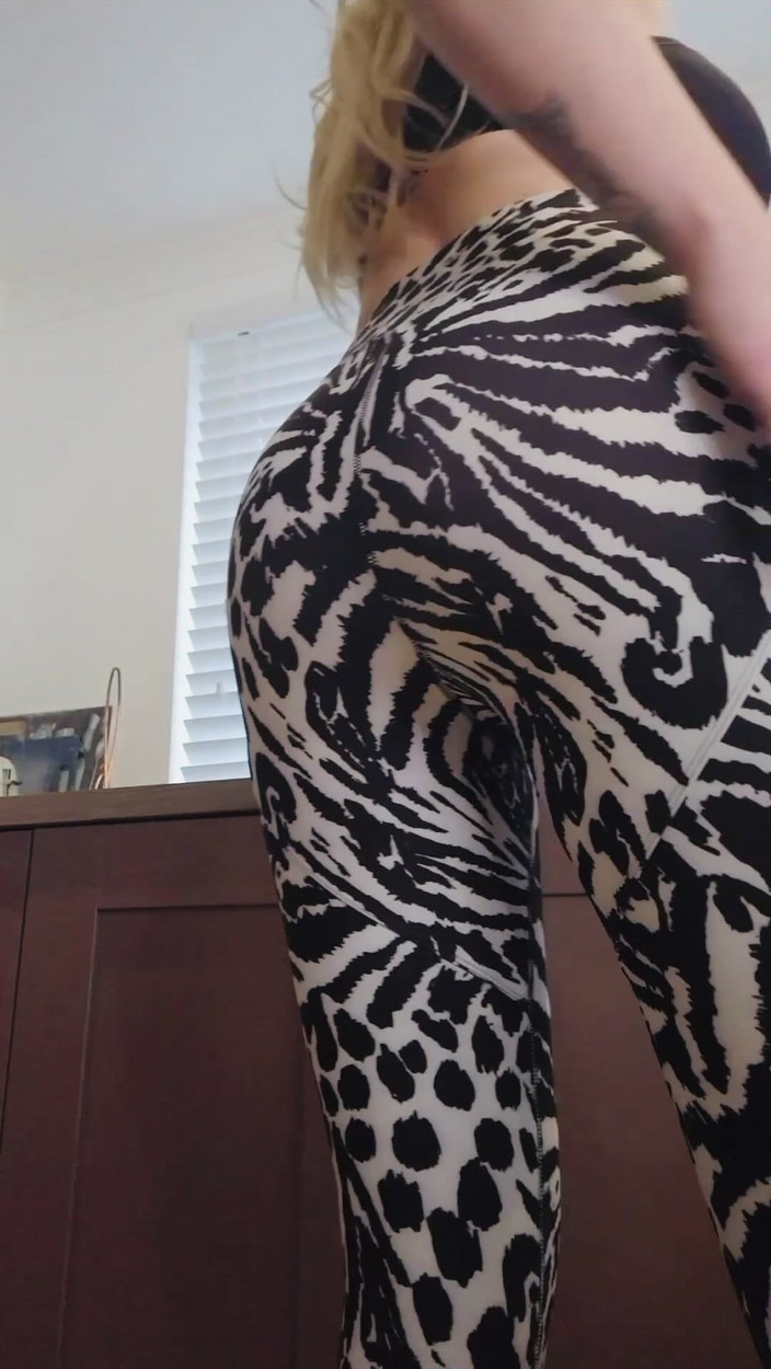 DanielleMaye: Zpocená kundička v tělocvičně