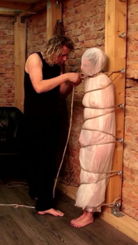 Amarrada e punida: Escrava puta enrolada apertada em tormento hardcore bdsm