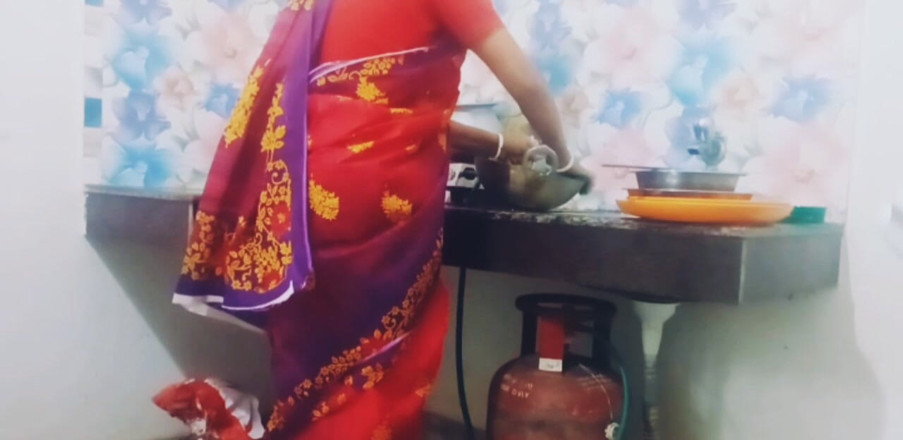 Teensex: Bhabi bertetek besar dikongkek di dapur oleh adik iparnya.