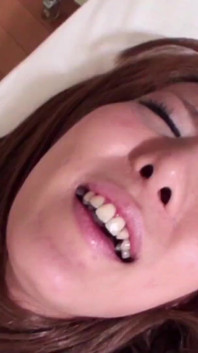 La sexy giapponese Yuna ha saltato una lezione per giocare con il dildo del ragazzo e con il cazzo