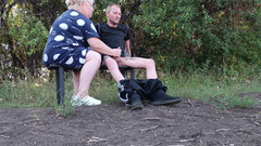 Zona901: Um vizinho em um parque masturba meu pau até eu...