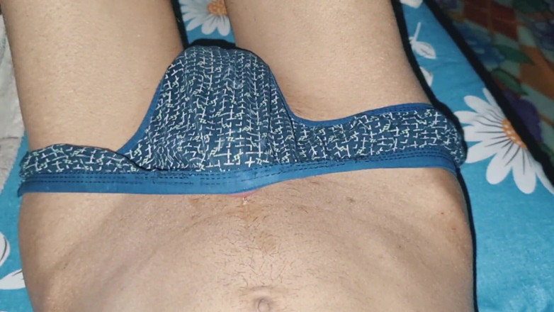 Nickey: 細身のシシーボーイが継母のパンティを使ってオナニーし、パンティに精液をする