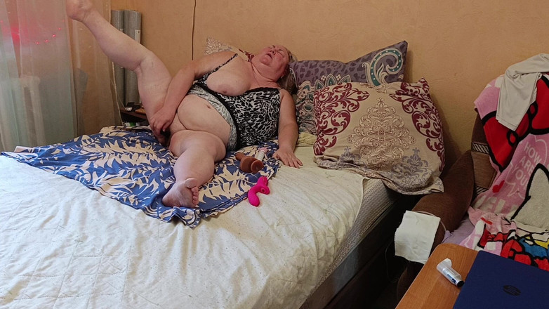 Zona901: la fidanzata con una grande fica pelosa si masturba con...