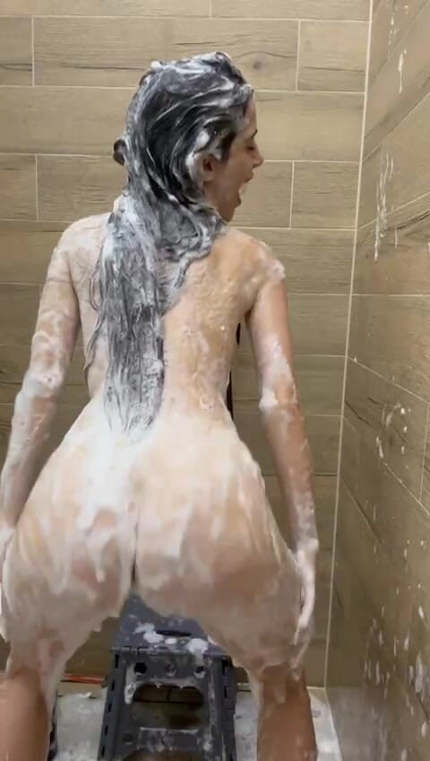 silicone_brunette: Juego jabonoso y orgasmo intenso