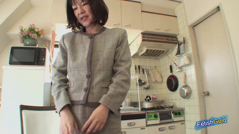Japanese Hotties: Reife japanerin mit dickem arsch bläst einen typen, bevor er...