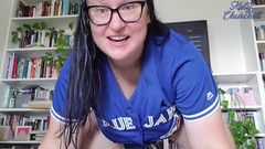 Katy Churchill: बेसबॉल खेल चेहरे पर बैठना