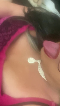 Krissy Sweets met pikring en anaal speeltje