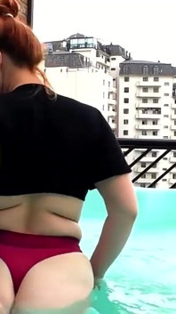 Venkovní jacuzzi Šukání velké krásky s chlupatou kundičkou