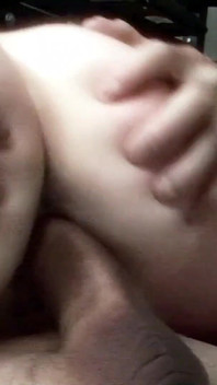 In de fitnessruimte laat ze de eigenaar haar hard neuken om haar bijdrage op te slaan