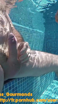 MILF fierbinte cu un rosebud se masturbează și se masturbează sub apă, apoi își face soțul să ejaculeze