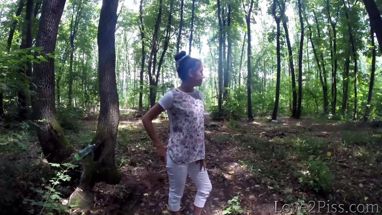 Love 2 Piss: jangal men peshaab ka prayaas