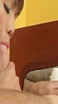 Transsexuală asiatică slabă futută într-o cameră de hotel de străini