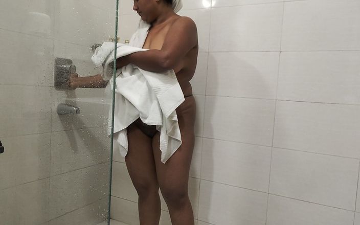 Hindi-Sex: Another Shower Day with Indian BBW with Short Roomtour