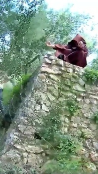 金发少女cristal在森林里勾引一个和尚并被他操