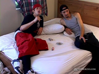 Boys Smoking: Ian ve Dustin ve bir grup Winston!