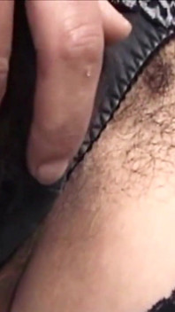 私はずっと大きくて毛深い秘部を見せびらかしたり、勃起させたりするのが大好きでした。