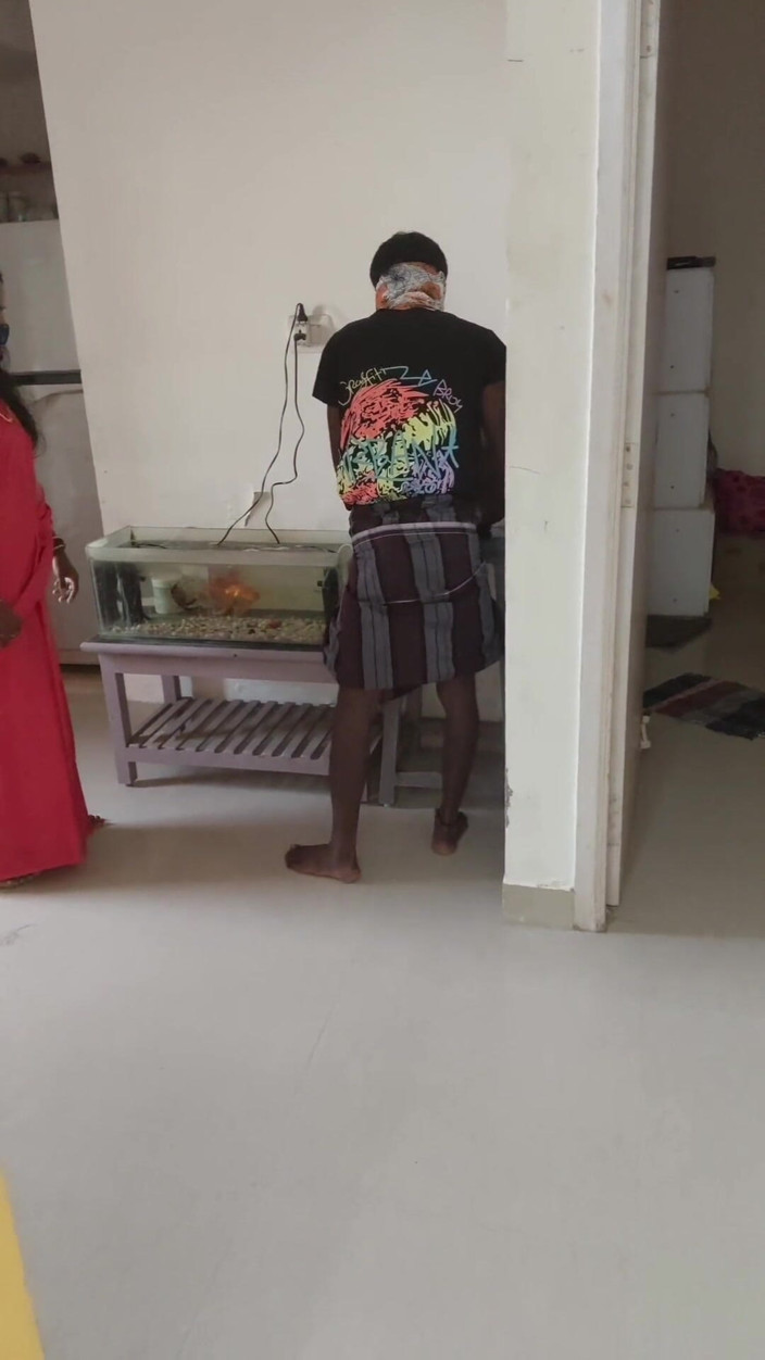 Thesana: Un réparateur de fan trompe une femme au foyer solitaire...