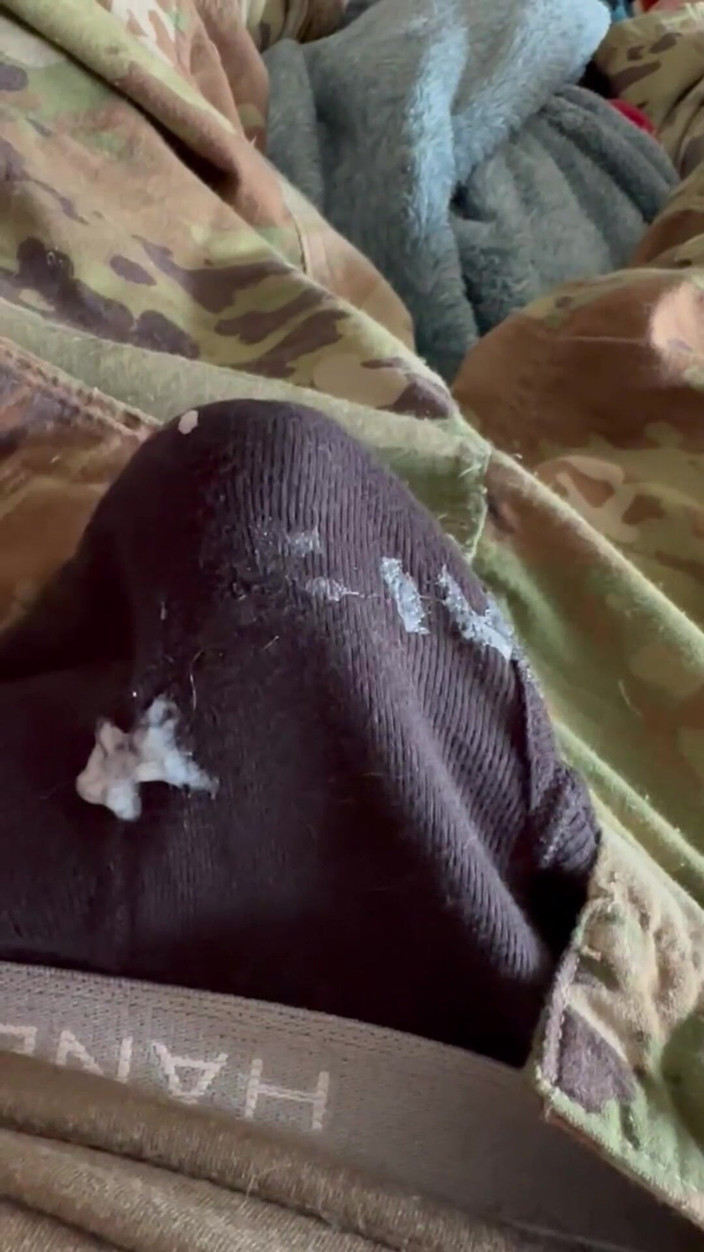 Gay Soldier Stuff: Army Solider穿着他室友的黑色拳击手三角裤穿着制服撸管