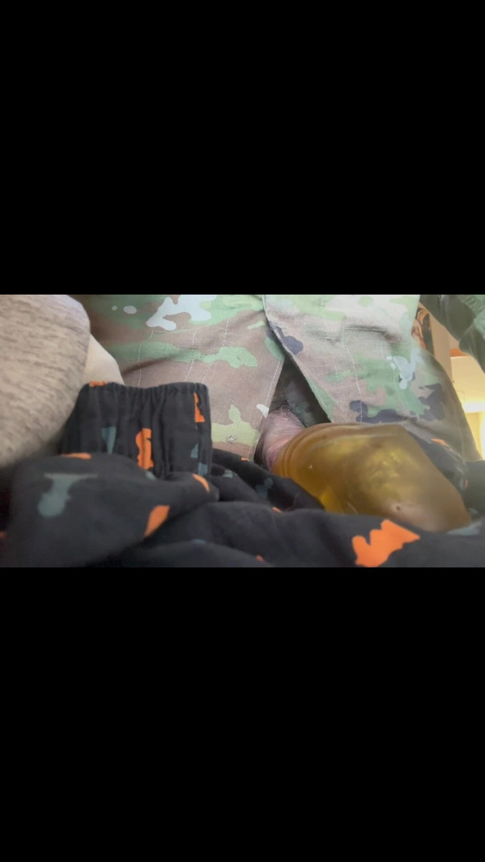 Gay Soldier Stuff: Il soldato dell'esercito in uniforme inizia a masturbarsi in piedi...