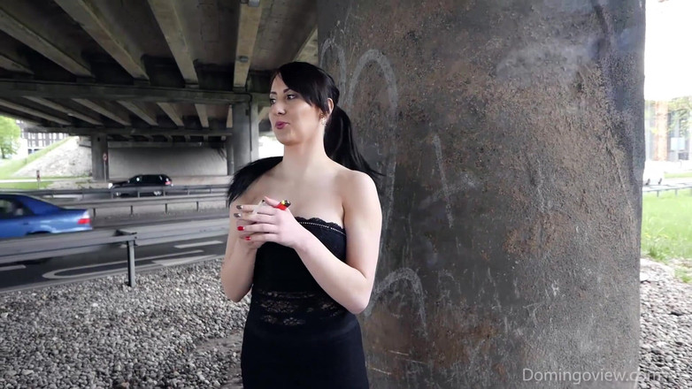 Domingo View: Selena buiten roken