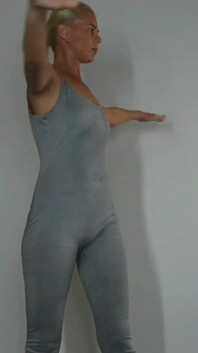 Yoga / tarian super berpeluh dalam grey ketat keseluruhan