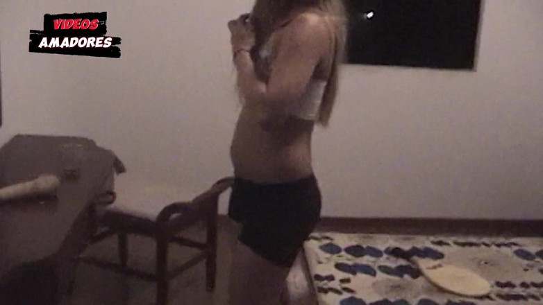 Amateurs videos: Ma copine court nue devant mes amis