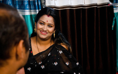 Desi Bold Movies: Desi sudipa yenge evde yalnızken yerel barıyla sert anal sikişiyor...