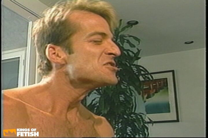 Gay Diaries: Trei bărbați masivi își zdrobesc fundurile pe podea după sexy 69 deepthroating