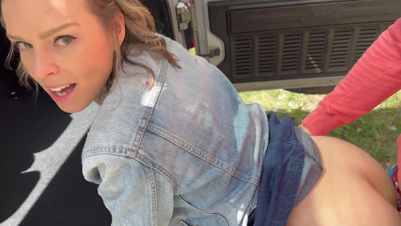 Serenity Cox: 夫が車を運転し、妻が後部座席の友人と性交して中出しされる/だらしない秒数/4K