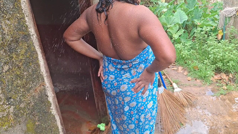 Teena New: Caliente madrastra bañándose al aire libre