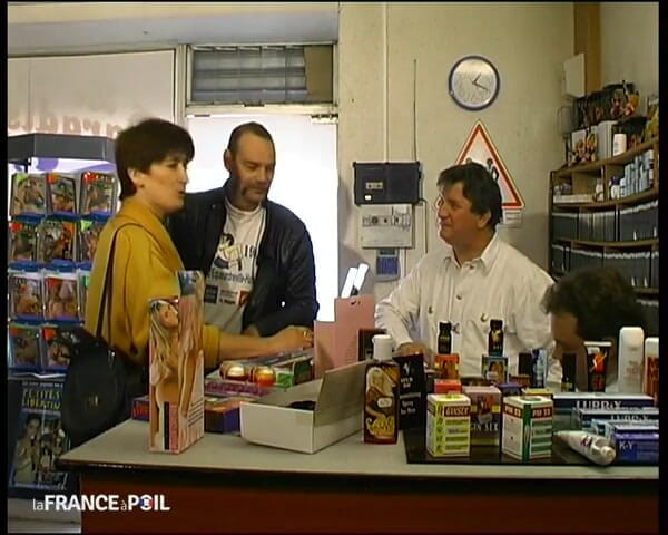 French Gonzo: キャロルは、彼氏の大きな手に意地悪に偽装された家族の継母です!