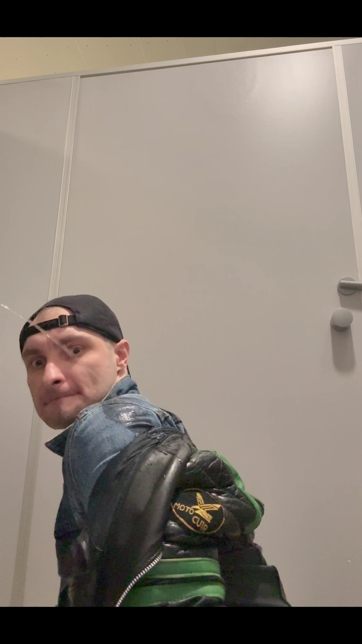 KinkySirius: Gay skinhead Kinkysirius prende una doccia d'oro in un bagno...