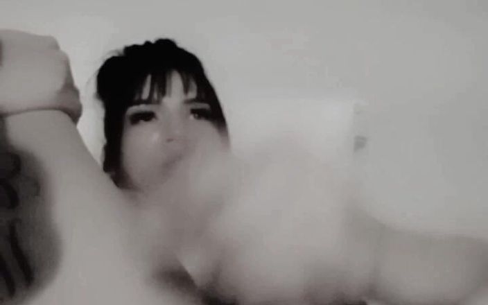Afryca: La bella influencer transessuale messicana si masturba fino a quando...